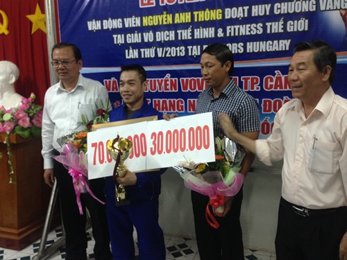 Muscle man Nguyen Anh Thong receives extraordinary VND100 million cash prize